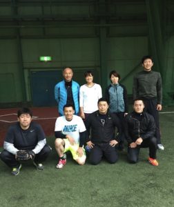前列左より野茂さん、栗山選手、私、永江選手、 後列左より丸山コーチ、森田選手、井上プロ、上本選手。