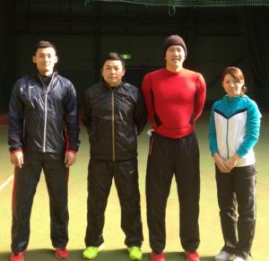 左から、栗山選手、私、上本選手、井上プロ